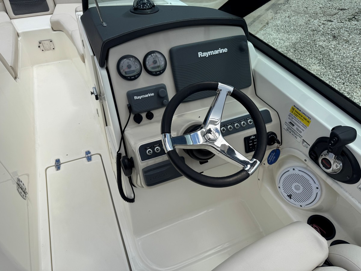 2017 Boston Whaler 230 VANTAGE 13