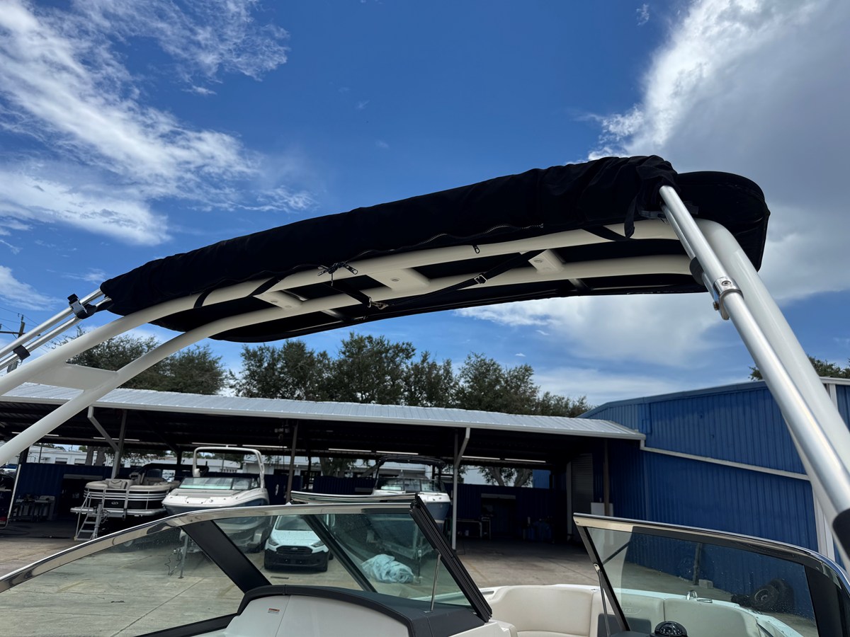 2017 Boston Whaler 230 VANTAGE 16