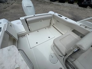 2017 Boston Whaler 230 VANTAGE 7