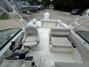 2017 Boston Whaler 230 VANTAGE 15