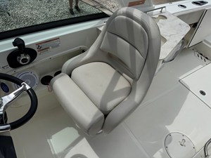 2017 Boston Whaler 230 VANTAGE 17