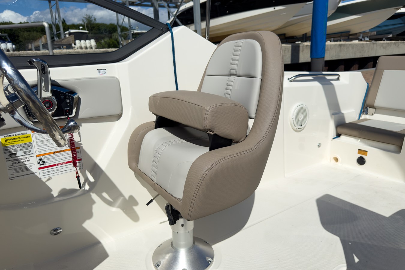 2026 Boston Whaler 210 Vantage 11