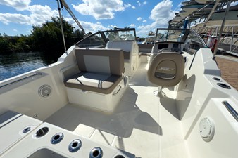 Boston Whaler 210 Vantage 5 2026 Boston Whaler 210 Vantage 6