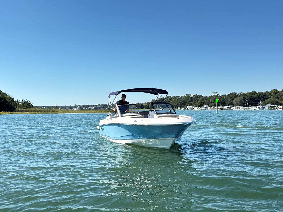 2027 Boston Whaler 210 Vantage 2
