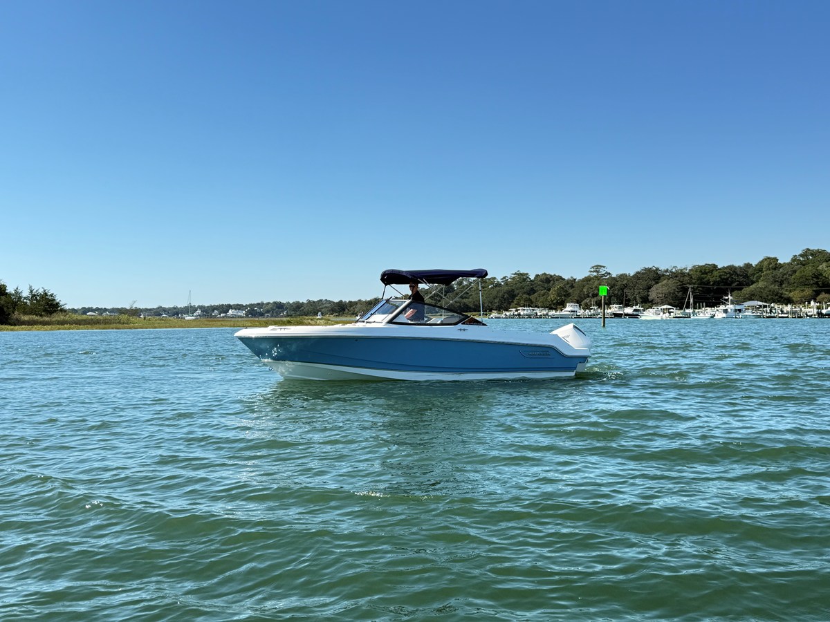 2027 Boston Whaler 210 Vantage 6