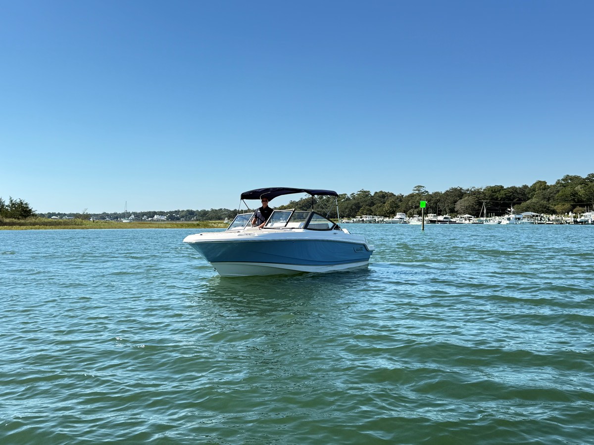 2027 Boston Whaler 210 Vantage 7