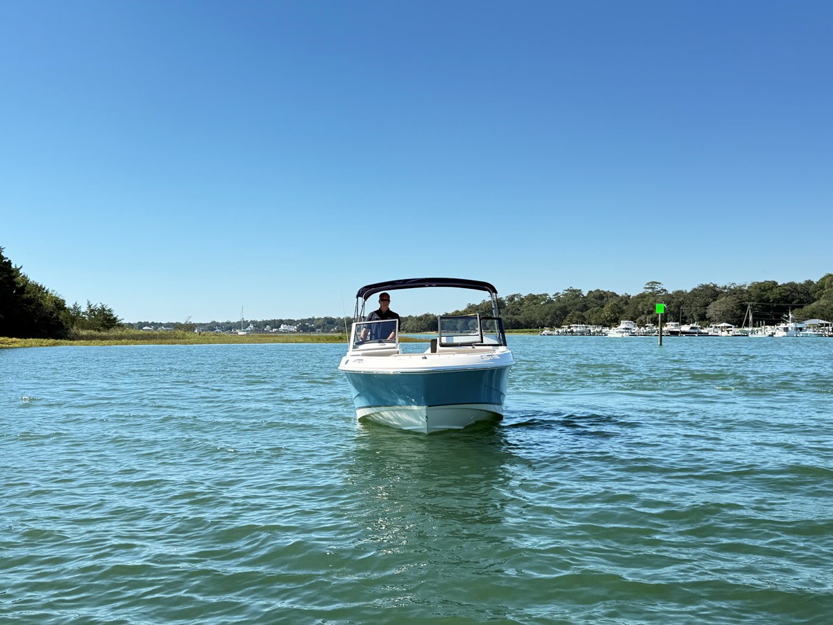 2027 Boston Whaler 210 Vantage 8