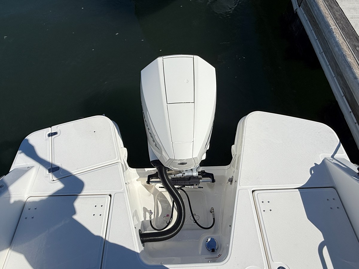 2027 Boston Whaler 210 Vantage 9