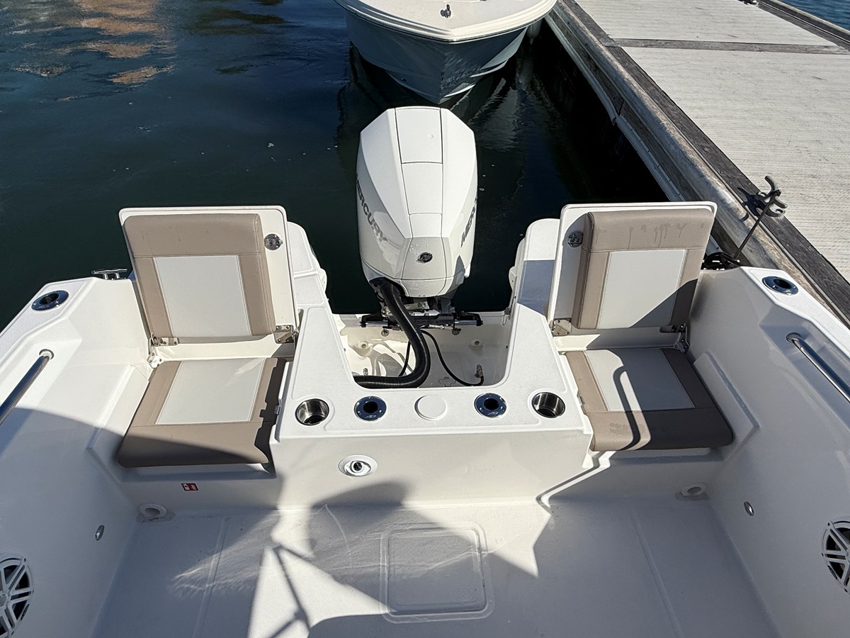 2027 Boston Whaler 210 Vantage 10