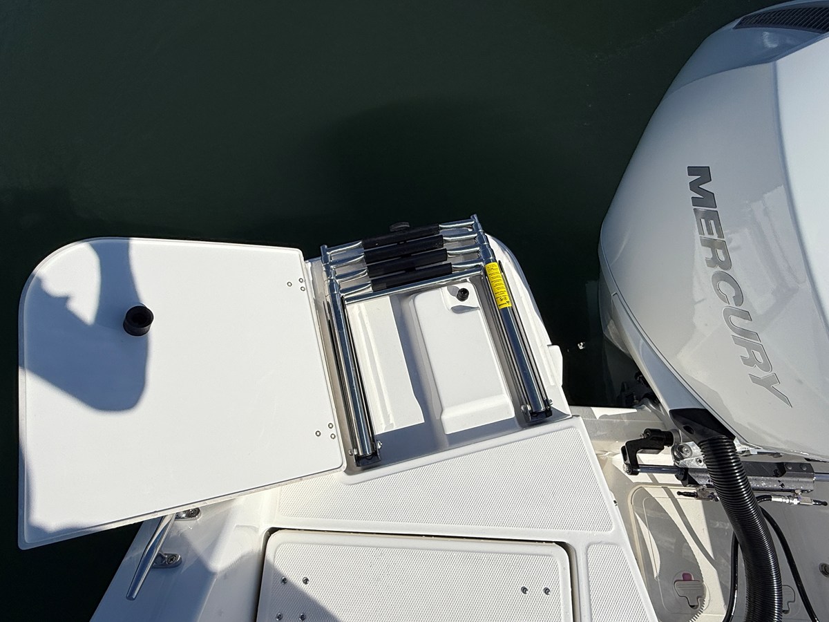 2027 Boston Whaler 210 Vantage 11