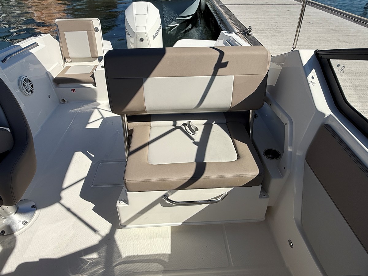 2027 Boston Whaler 210 Vantage 16