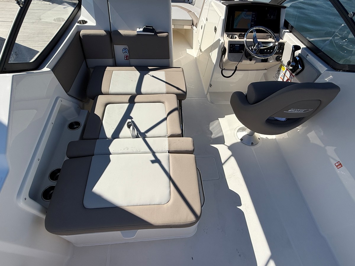 2027 Boston Whaler 210 Vantage 17