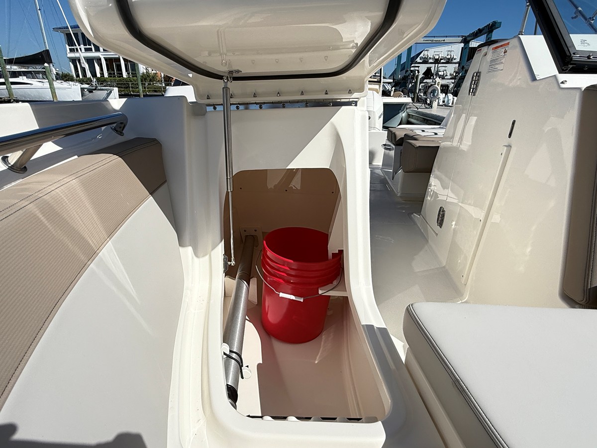 2027 Boston Whaler 210 Vantage 18