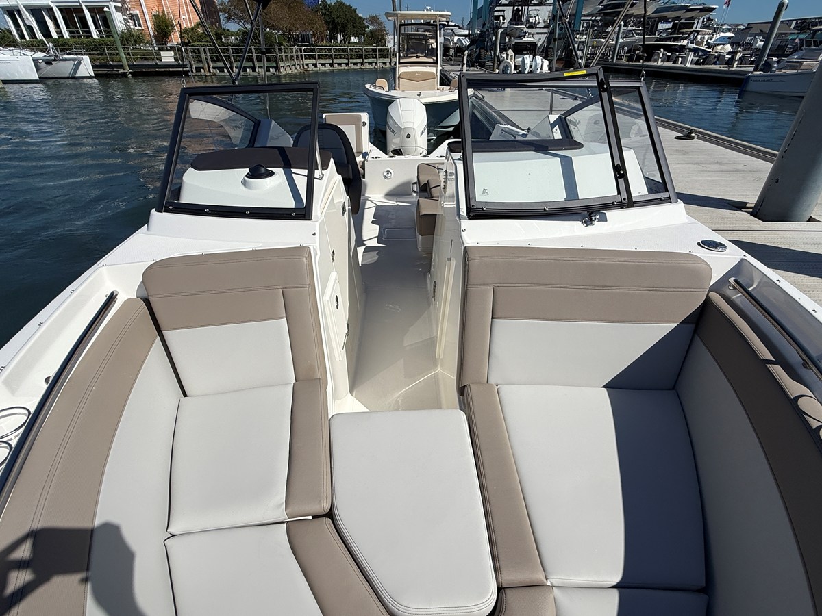 2027 Boston Whaler 210 Vantage 26