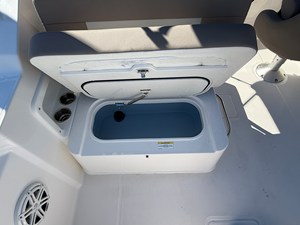 2027 Boston Whaler 210 Vantage 13