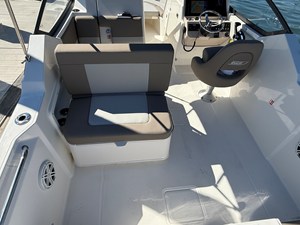 2027 Boston Whaler 210 Vantage 14