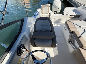 2027 Boston Whaler 210 Vantage 23