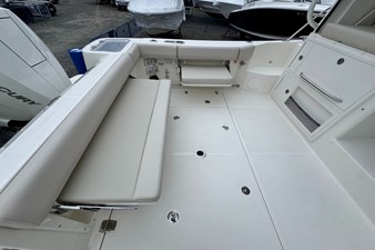 Boston Whaler 325 Conquest 8 2026 Boston Whaler 325 Conquest 9