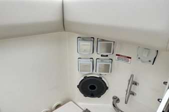 Boston Whaler 325 Conquest 16 2026 Boston Whaler 325 Conquest 17