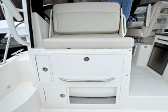 Boston Whaler 325 Conquest 18 2026 Boston Whaler 325 Conquest 19