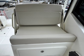 Boston Whaler 325 Conquest 23 2026 Boston Whaler 325 Conquest 24