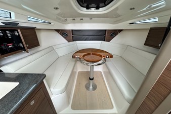 Boston Whaler 325 Conquest 36 2026 Boston Whaler 325 Conquest 37