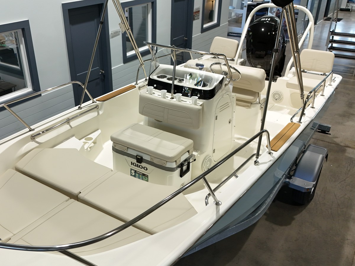 2027 Boston Whaler 170 Montauk 11