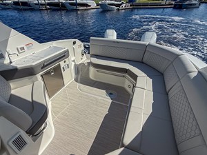 Sea Ray Sundancer 320 Outboard 6 2027 Sea Ray Sundancer 320 Outboard 7