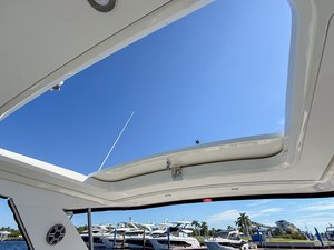Sea Ray Sundancer 320 Outboard 10 2027 Sea Ray Sundancer 320 Outboard 11