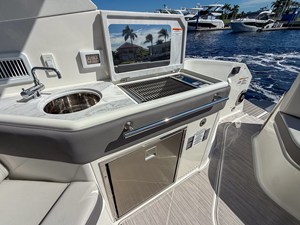 Sea Ray Sundancer 320 Outboard 17 2027 Sea Ray Sundancer 320 Outboard 18