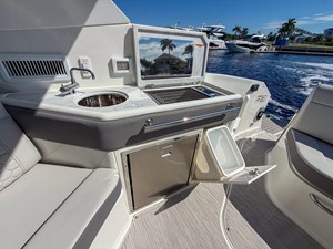 Sea Ray Sundancer 320 Outboard 18 2027 Sea Ray Sundancer 320 Outboard 19