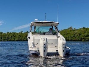 Sea Ray Sundancer 320 Outboard 33 2027 Sea Ray Sundancer 320 Outboard 34