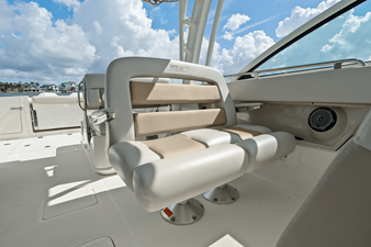 Boston Whaler 320 VANTAGE 22 2020 Boston Whaler 320 VANTAGE 23