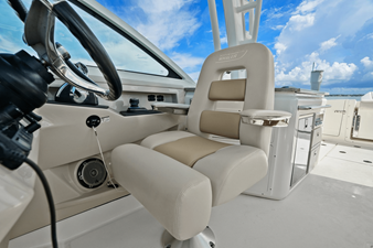 Boston Whaler 320 VANTAGE 41 2020 Boston Whaler 320 VANTAGE 42
