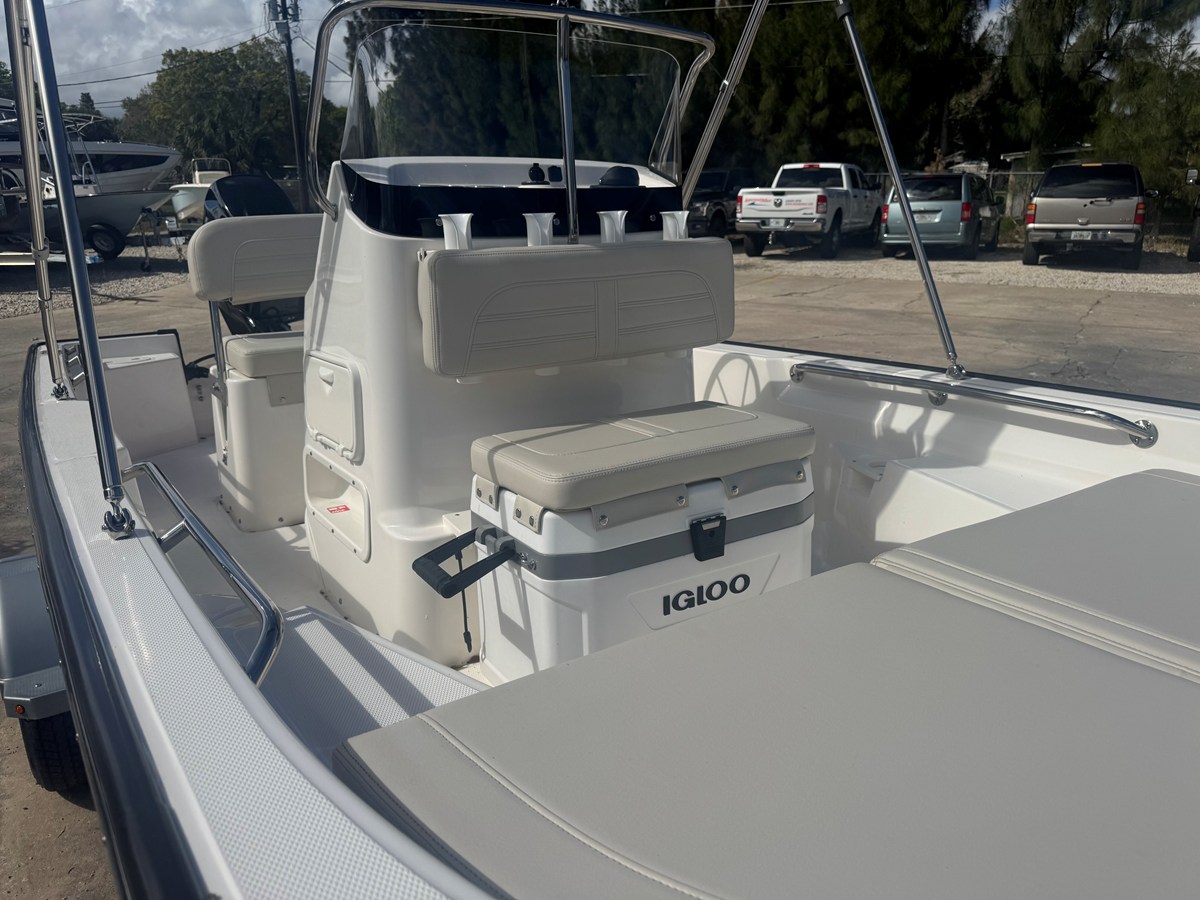 2026 Boston Whaler 150 Montauk 8