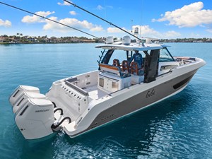 Boston Whaler 420 OUTRAGE 12 2023 Boston Whaler 420 OUTRAGE 13