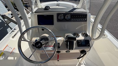 2026 Boston Whaler 210 Montauk 12