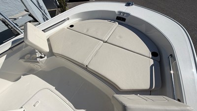 2026 Boston Whaler 210 Montauk 14