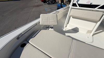 2026 Boston Whaler 210 Montauk 16