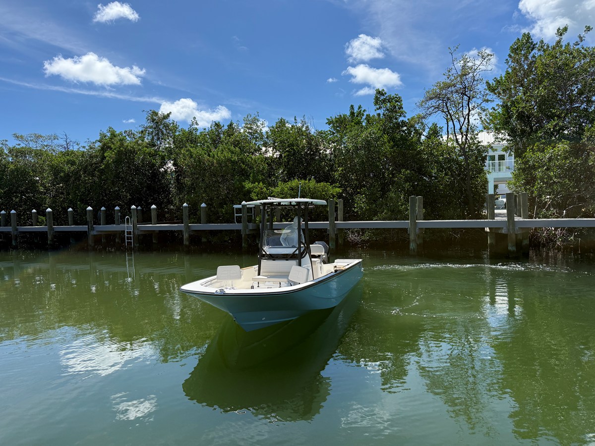2027 Boston Whaler 210 Montauk 4