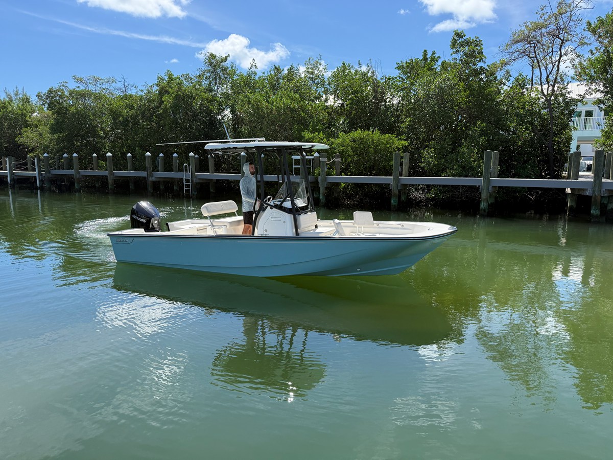 2027 Boston Whaler 210 Montauk 6