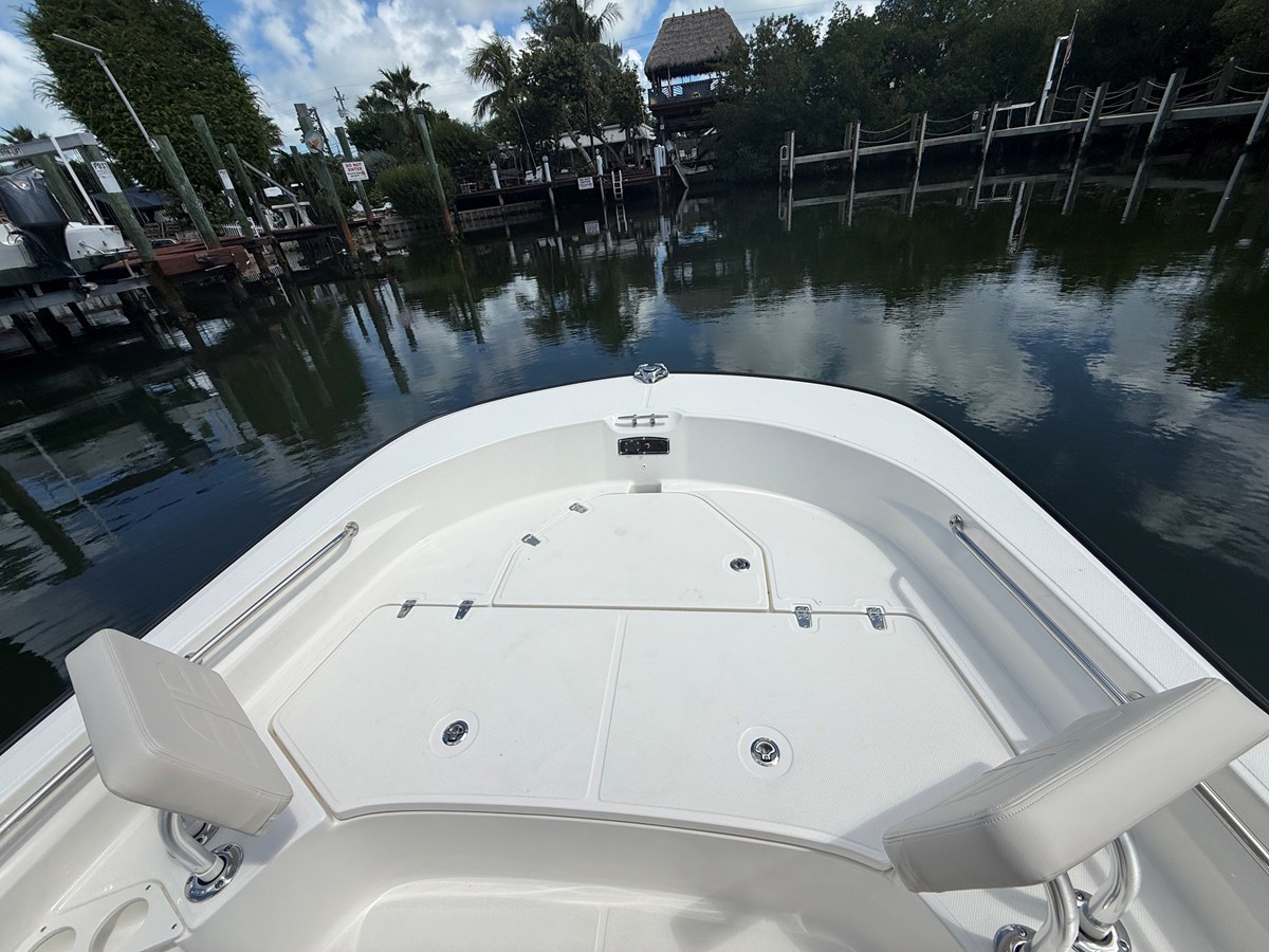 2027 Boston Whaler 210 Montauk 9