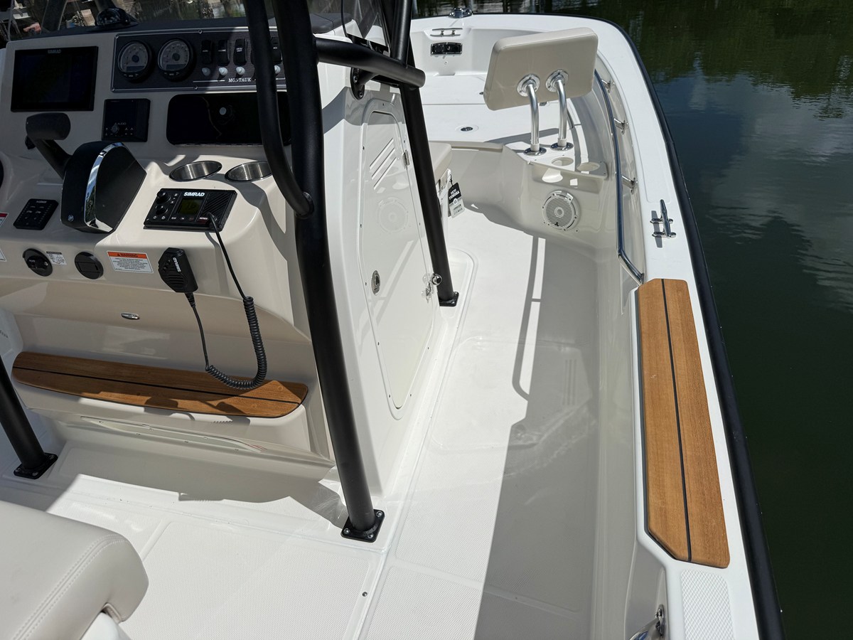 2027 Boston Whaler 210 Montauk 12