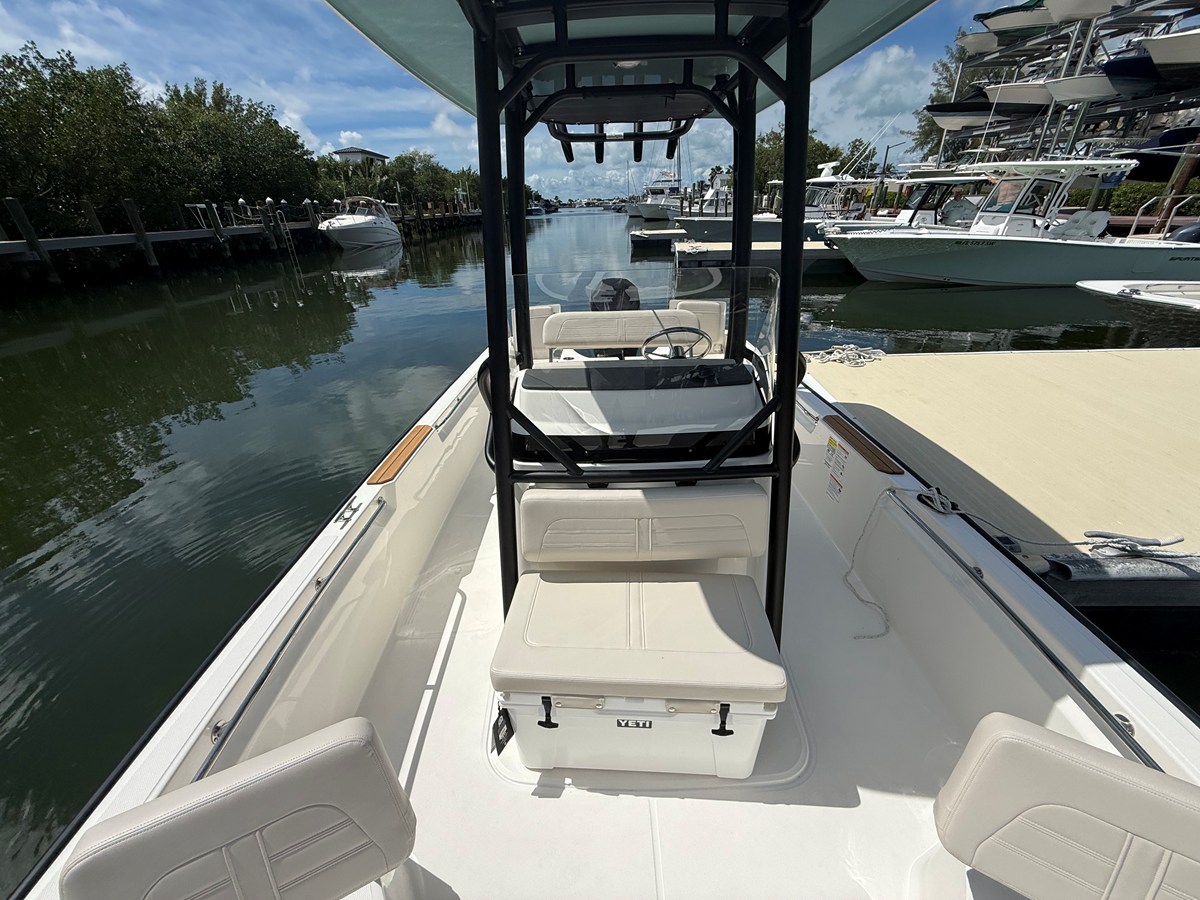 2027 Boston Whaler 210 Montauk 13