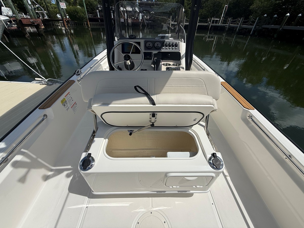 2027 Boston Whaler 210 Montauk 14
