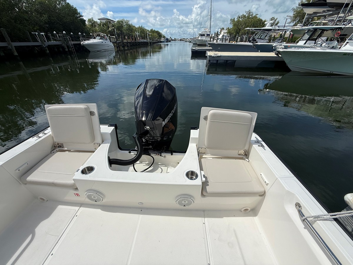 2027 Boston Whaler 210 Montauk 15