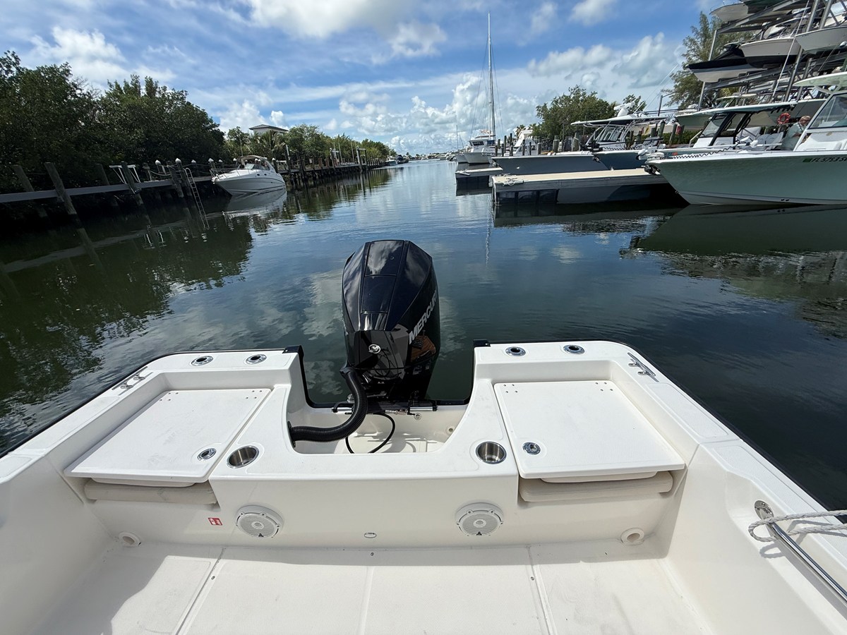 2027 Boston Whaler 210 Montauk 16