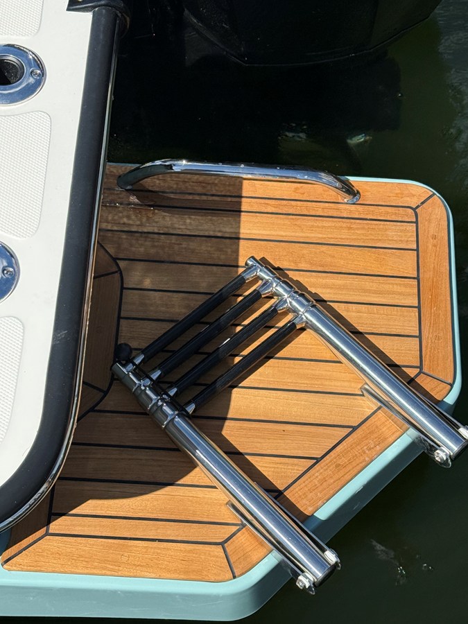 2027 Boston Whaler 210 Montauk 17