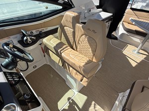 Sea Ray Sundancer 320 Outboard 14 2025 Sea Ray Sundancer 320 Outboard 15