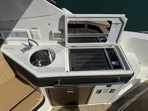 Sea Ray Sundancer 320 Outboard 26 2025 Sea Ray Sundancer 320 Outboard 27